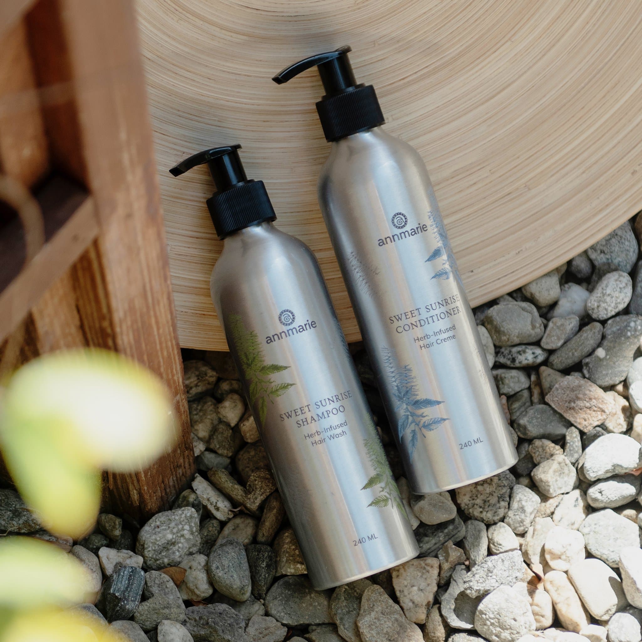 PDP_2048x2048_Shampoo_Conditioner_Lifestyle.jpg