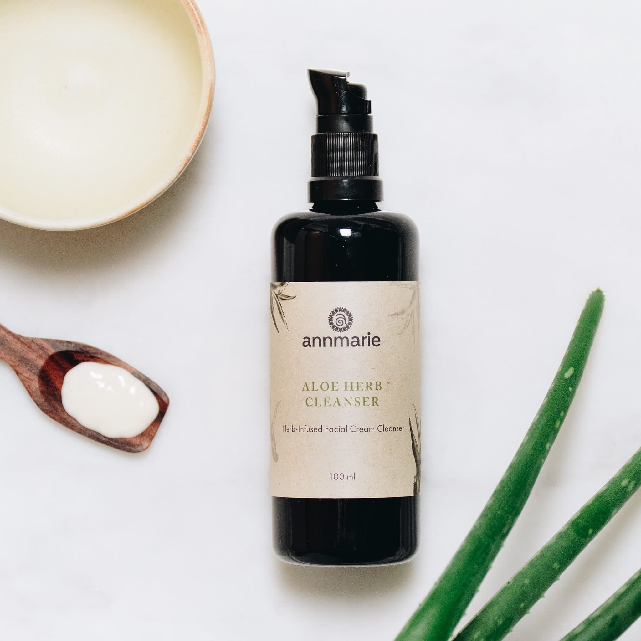 pdp_aloeherbcleanser100ml_lifestyle.jpg
